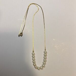 Elegant Gold and Pearl Necklace
